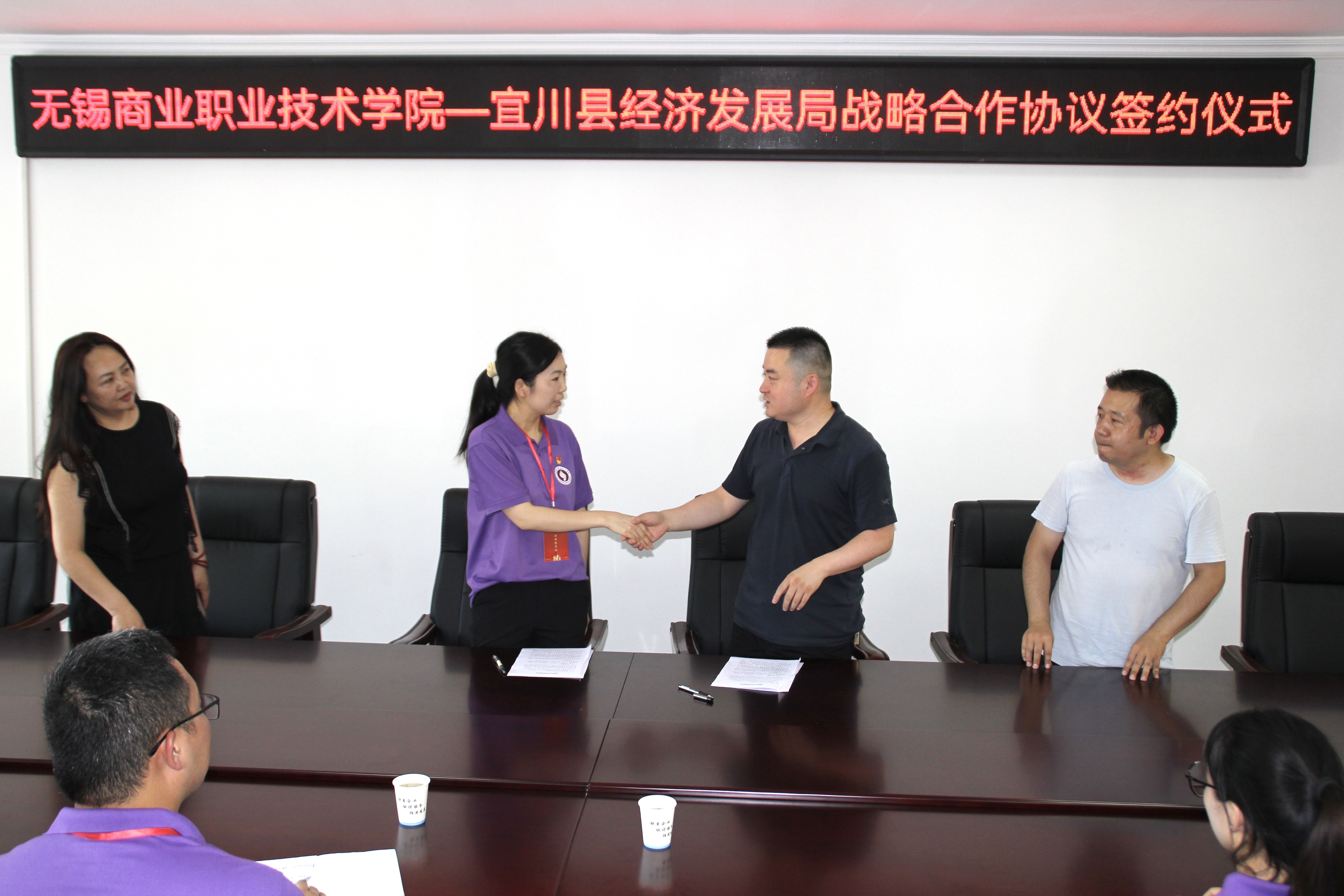 團隊指導老師代表學校同宜川縣經濟發展局簽訂戰略合作協議.jpg 團隊指導老師代表學校同宜川縣經濟發展局簽訂戰略合作協議.jpg