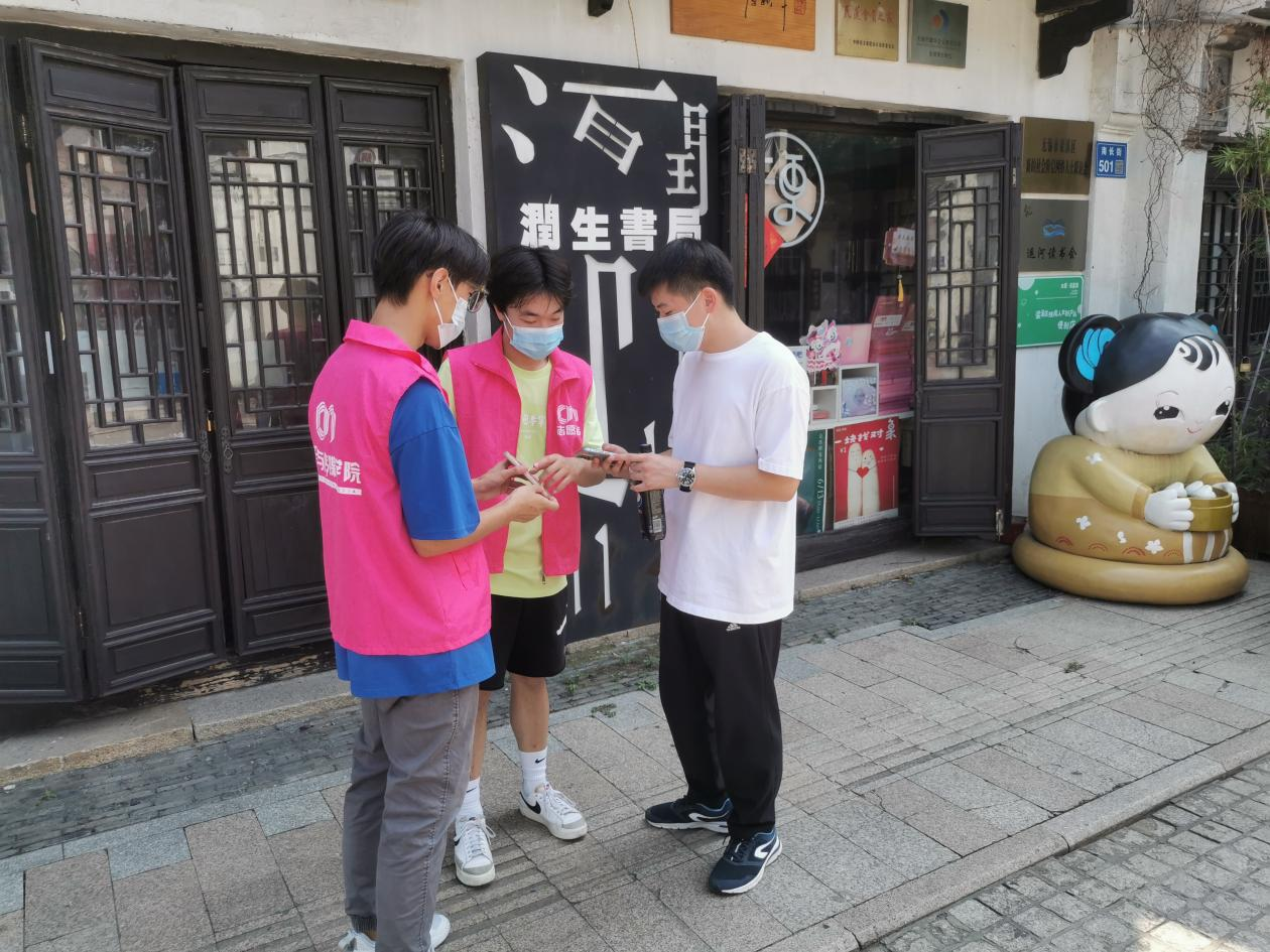 隊員們在運河地标采訪居民.png 隊員們在運河地标采訪居民.png